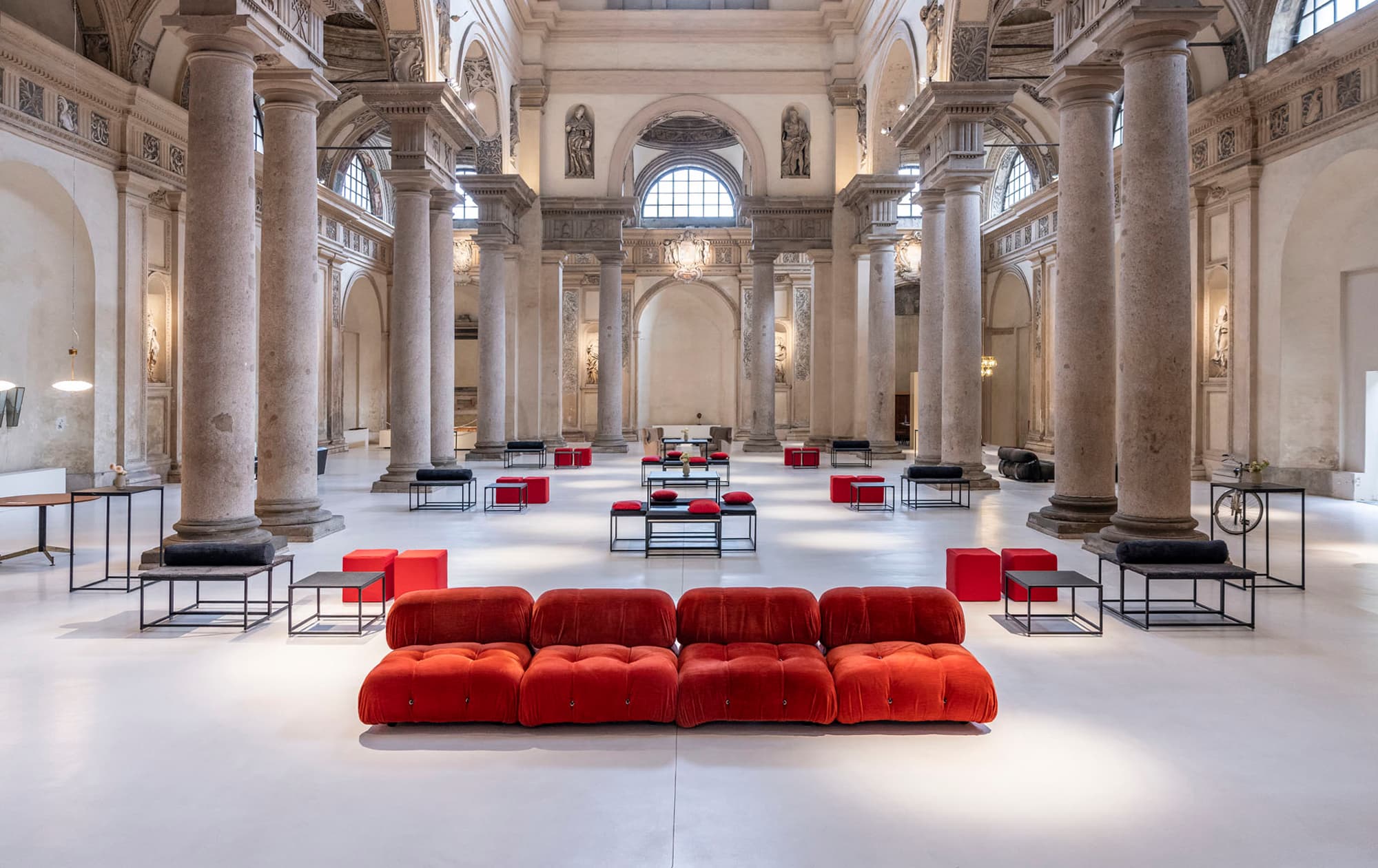 Evento Sant'Agostino - grande sala con arredi rossi Themalibero